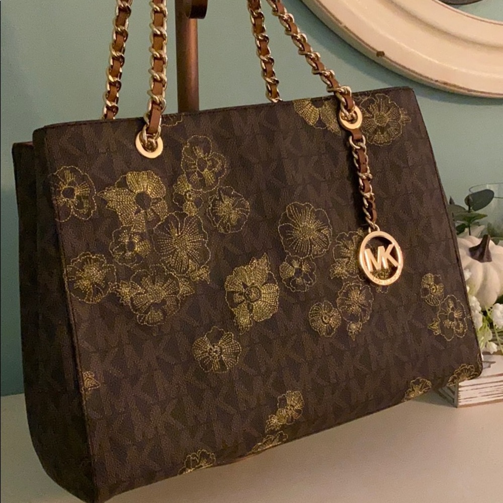 Michael Kors Susannah 3 piece Limited Edition Set - Picture 8 of 8